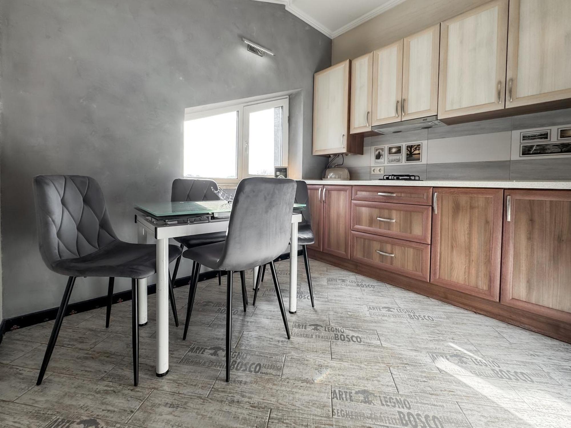 Apartments On Zaliznychna 49 イヴァーノ＝フランキーウシク エクステリア 写真