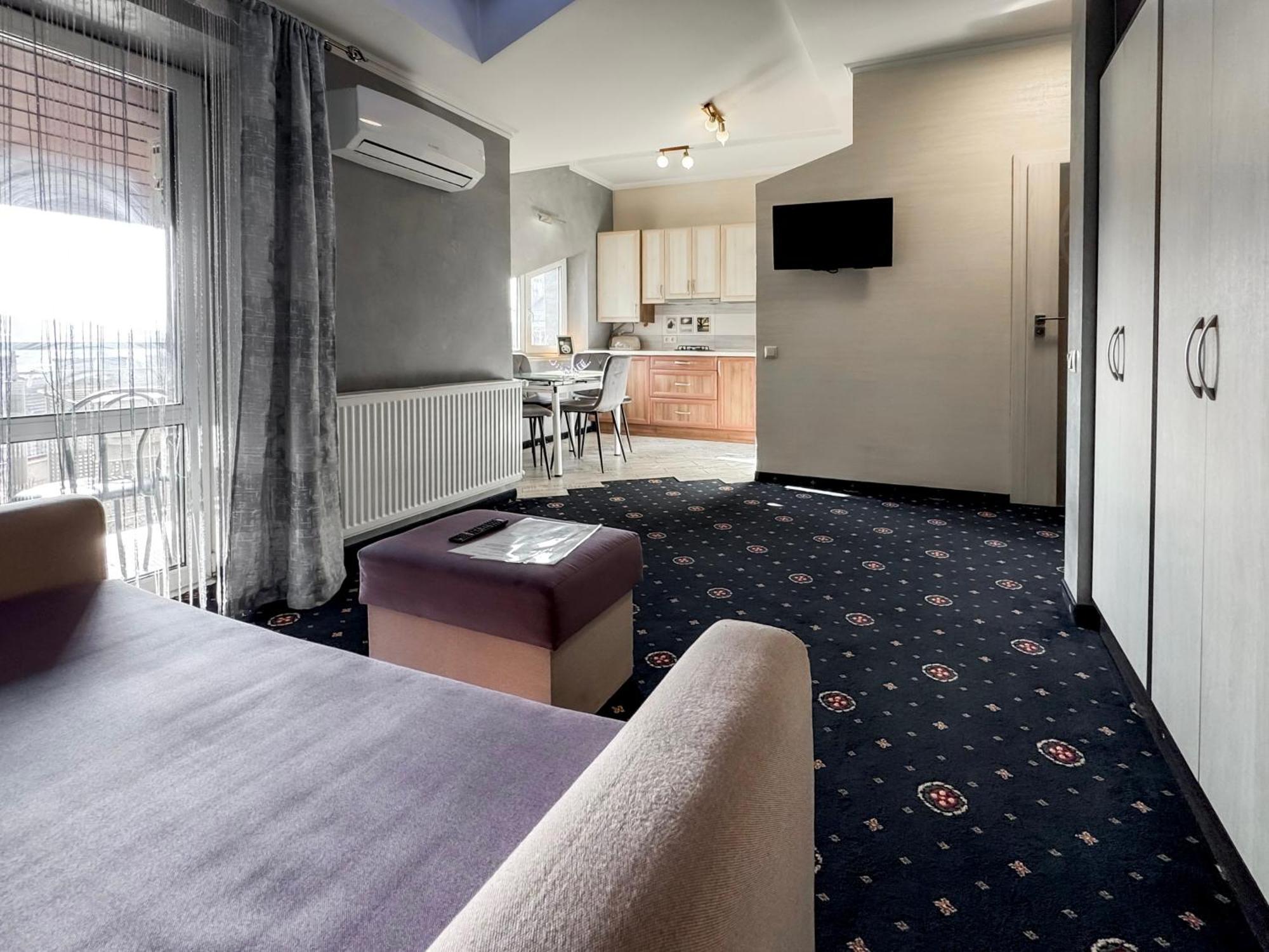 Apartments On Zaliznychna 49 イヴァーノ＝フランキーウシク エクステリア 写真