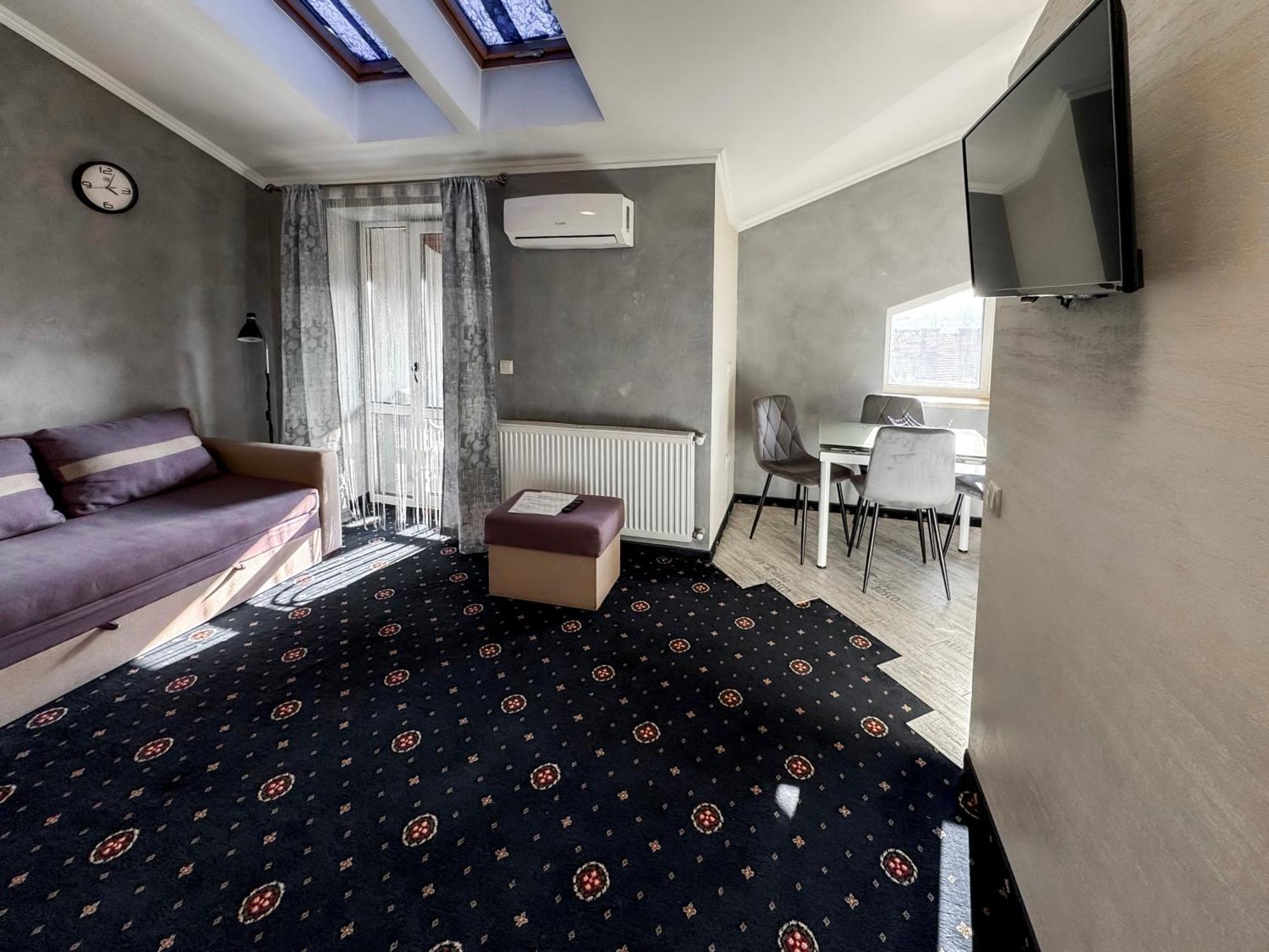 Apartments On Zaliznychna 49 イヴァーノ＝フランキーウシク エクステリア 写真