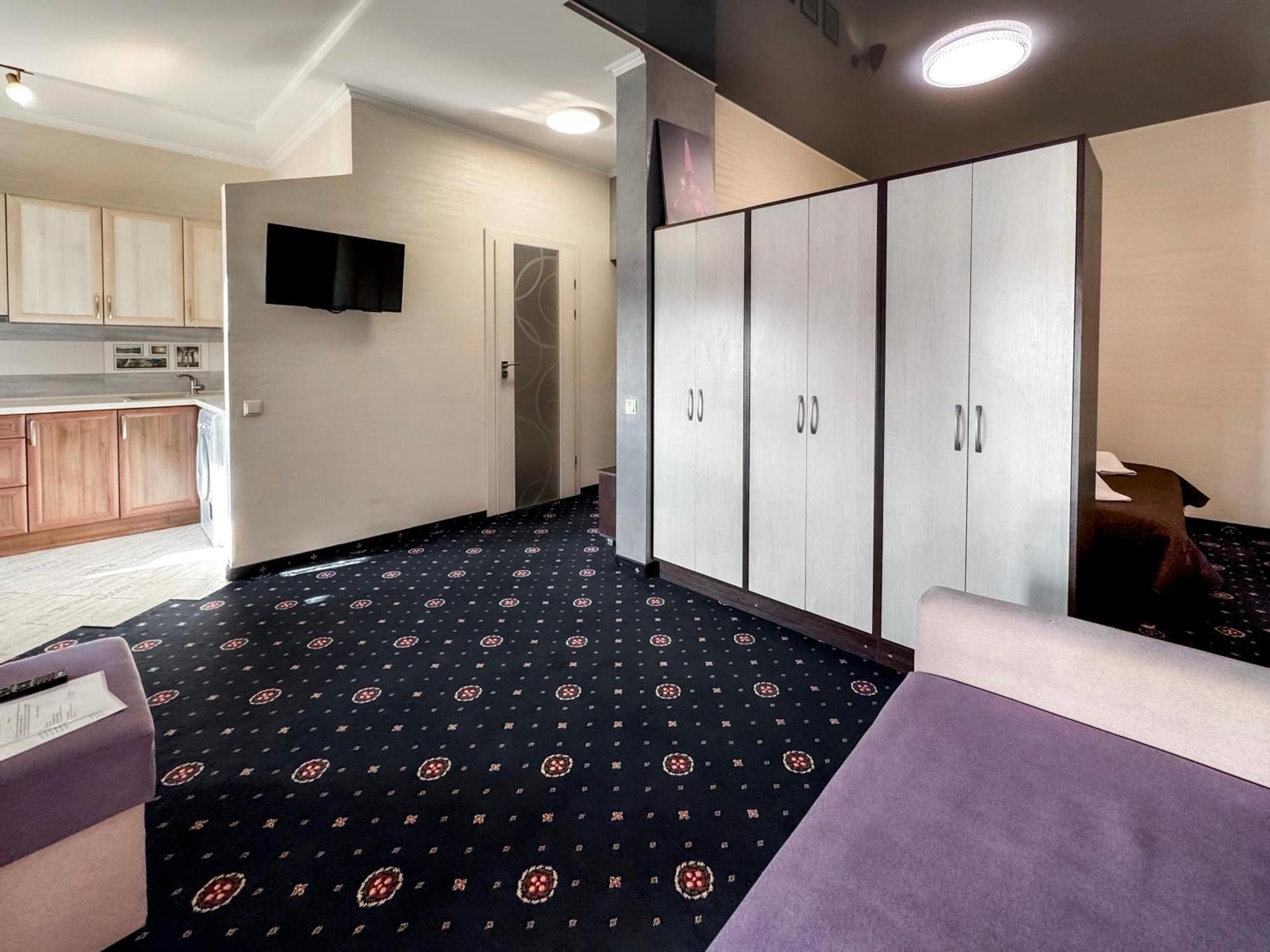 Apartments On Zaliznychna 49 イヴァーノ＝フランキーウシク エクステリア 写真