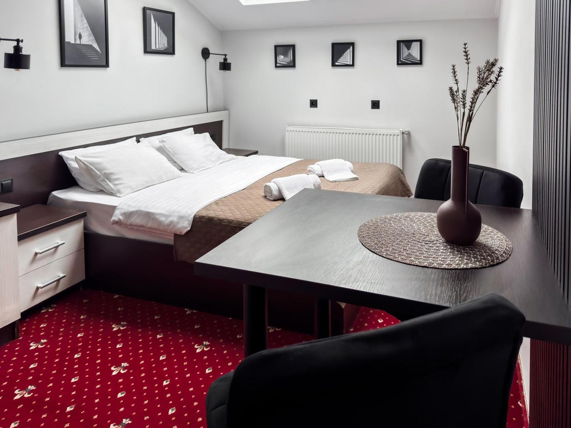 Apartments On Zaliznychna 49 イヴァーノ＝フランキーウシク エクステリア 写真