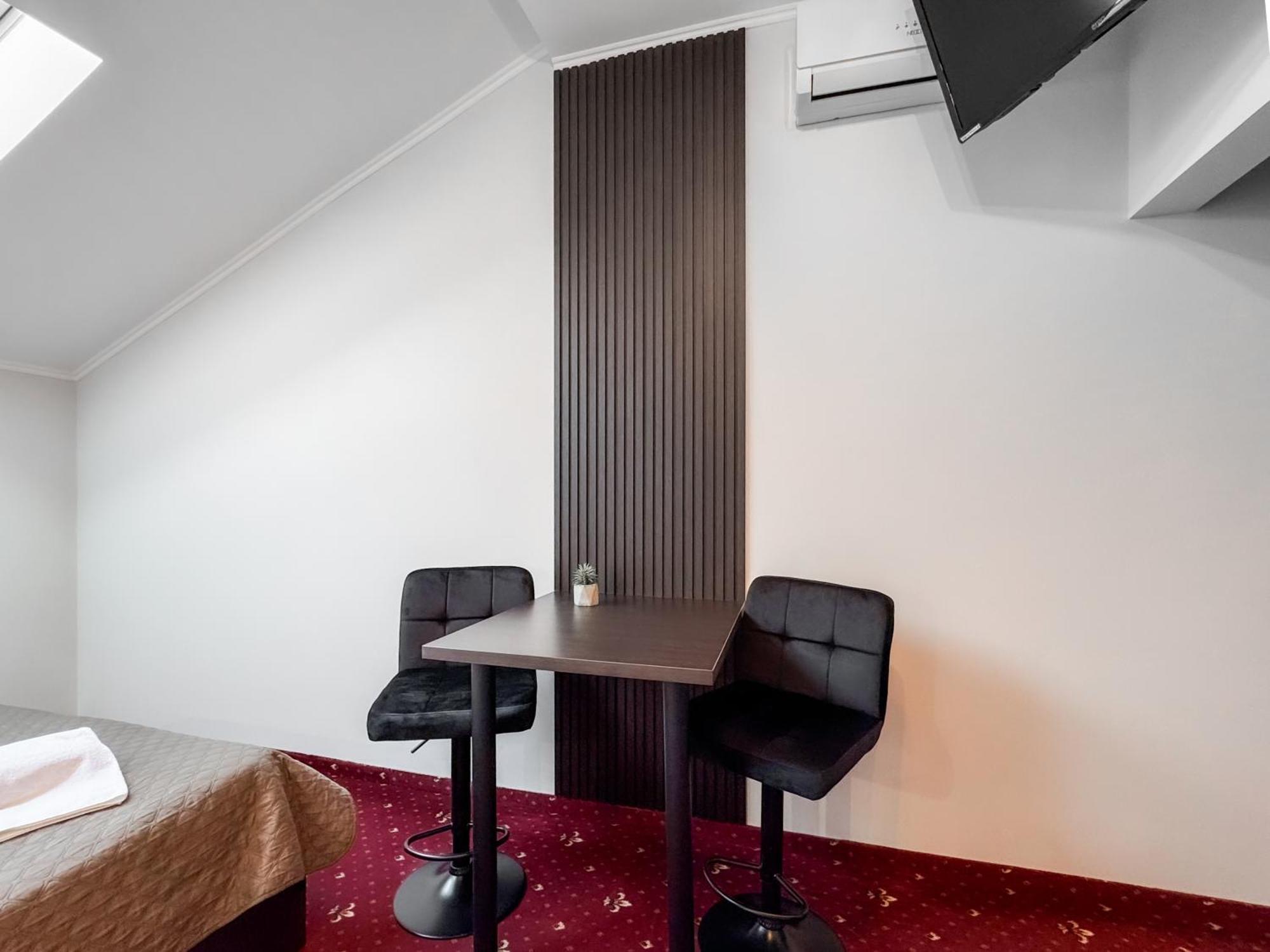 Apartments On Zaliznychna 49 イヴァーノ＝フランキーウシク エクステリア 写真