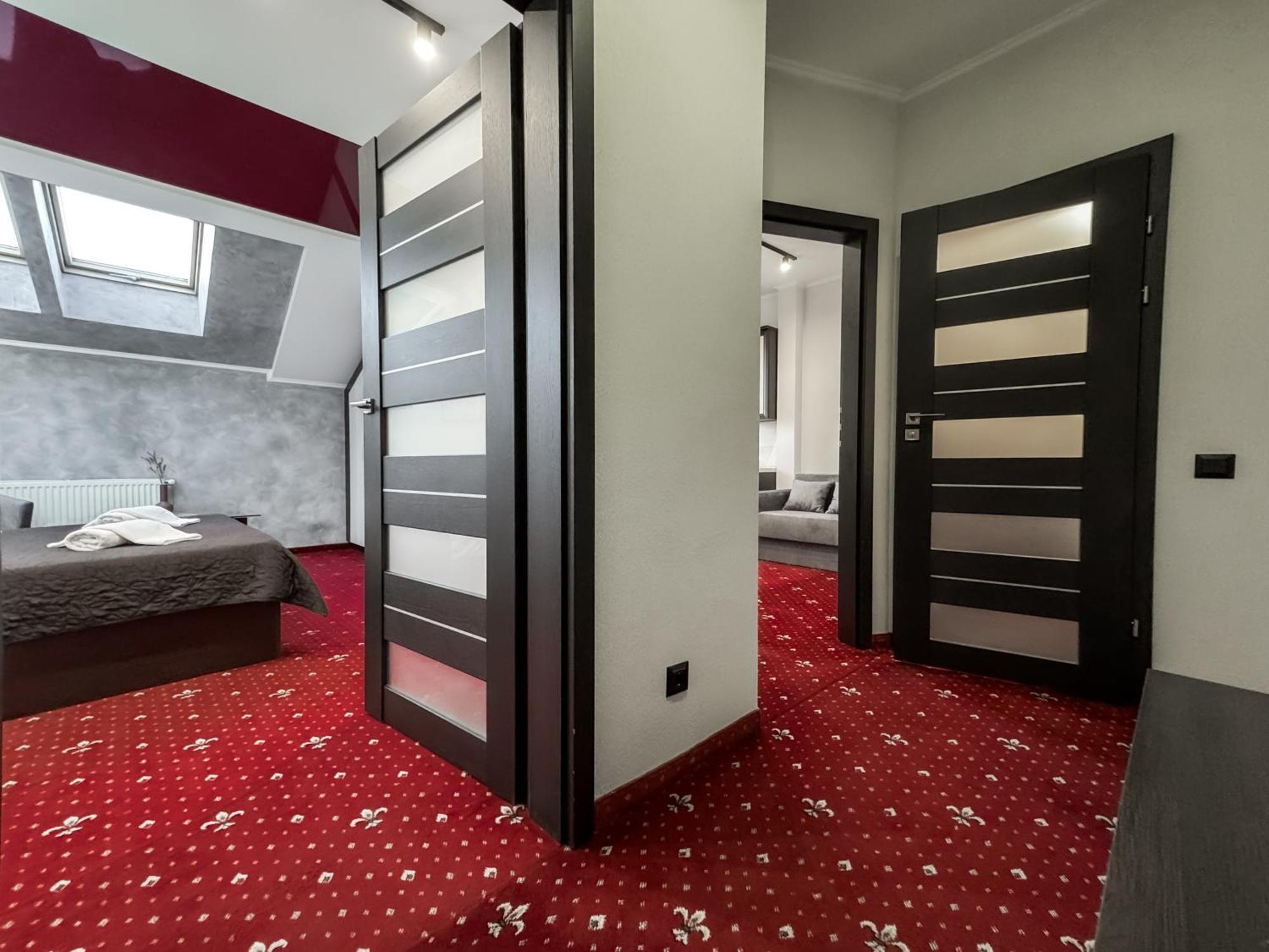 Apartments On Zaliznychna 49 イヴァーノ＝フランキーウシク エクステリア 写真