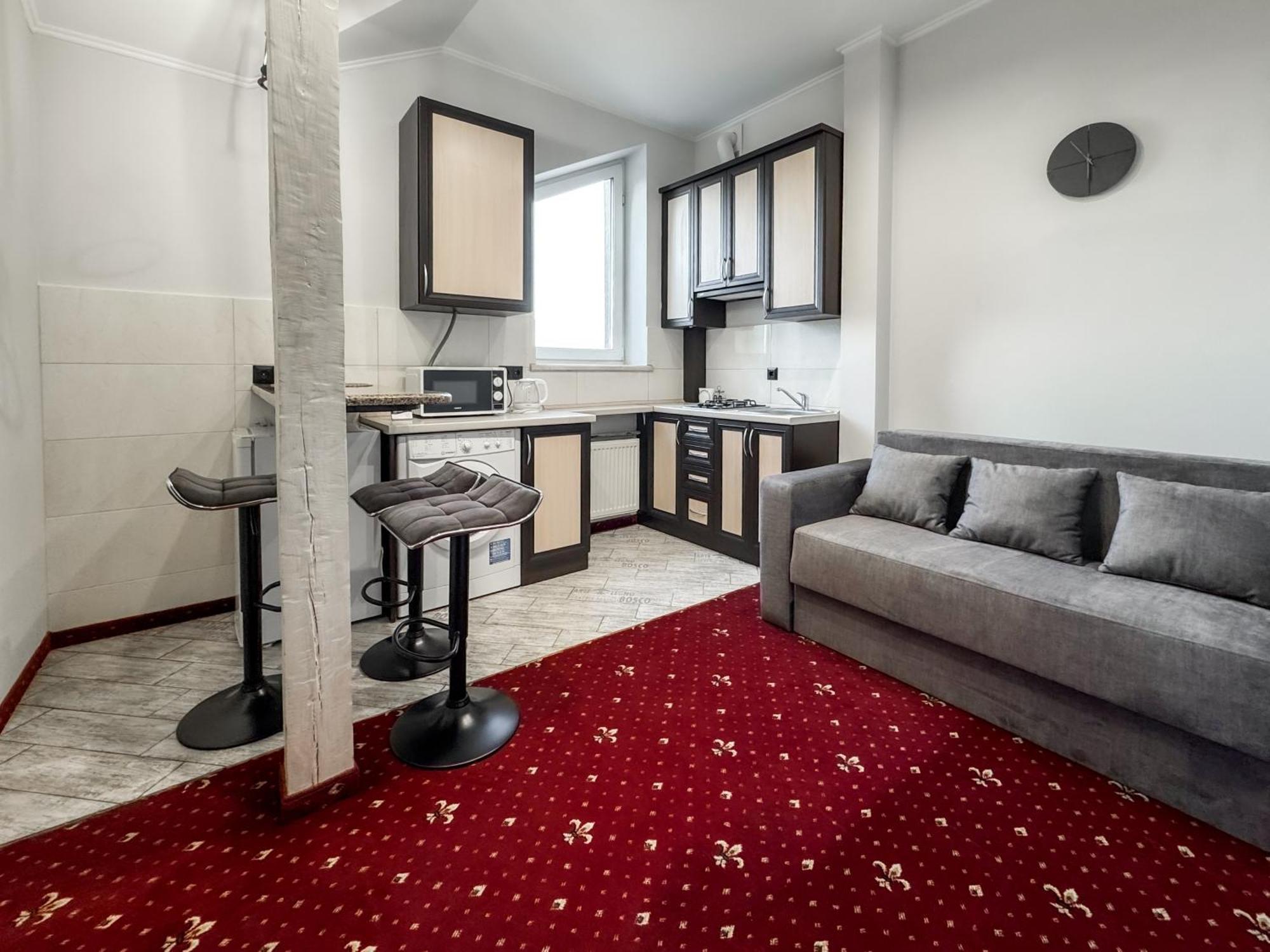 Apartments On Zaliznychna 49 イヴァーノ＝フランキーウシク エクステリア 写真