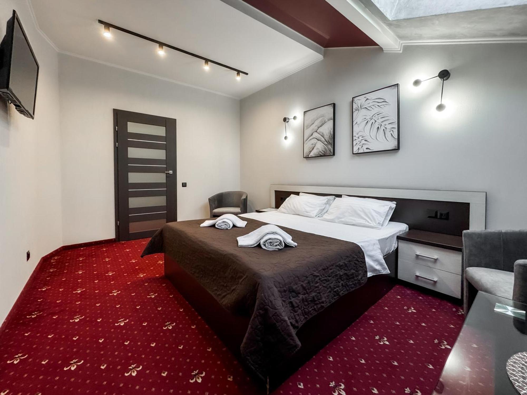 Apartments On Zaliznychna 49 イヴァーノ＝フランキーウシク エクステリア 写真