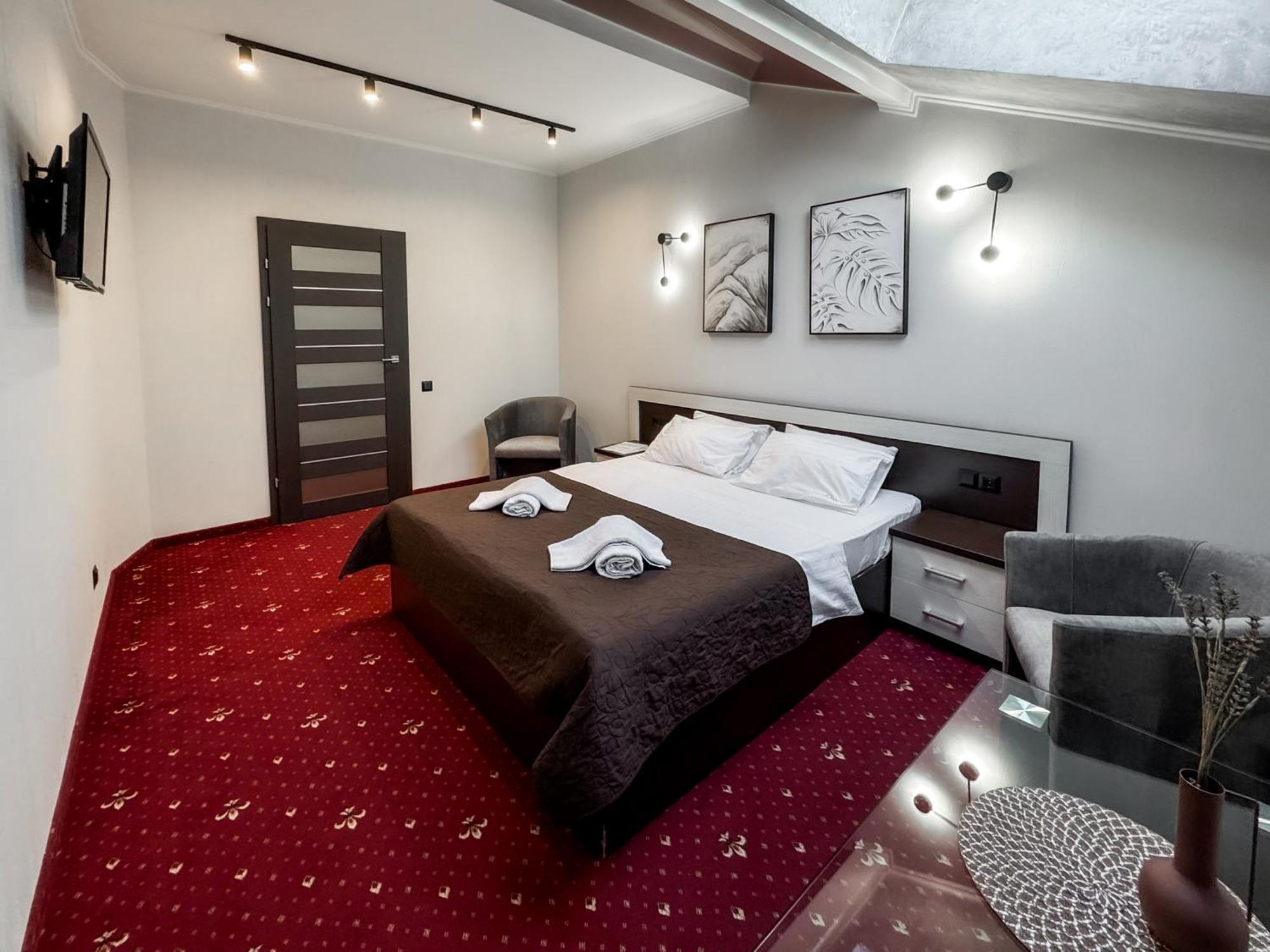 Apartments On Zaliznychna 49 イヴァーノ＝フランキーウシク エクステリア 写真