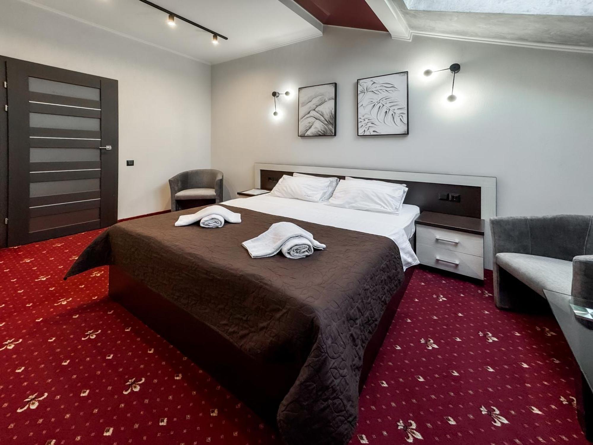 Apartments On Zaliznychna 49 イヴァーノ＝フランキーウシク エクステリア 写真
